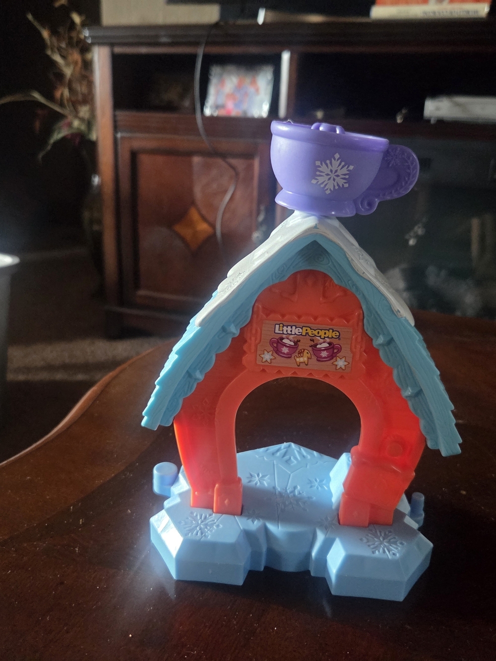 Fisher-Price Little People Purple Cup & Blue Roof Winter Playhouse